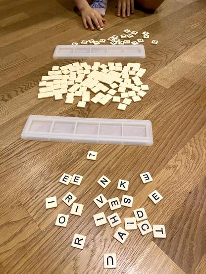 Jeder bekommt 21 Startbuchstaben, dann geht‘s los… Wörter bilden, Plättchen nachziehen…