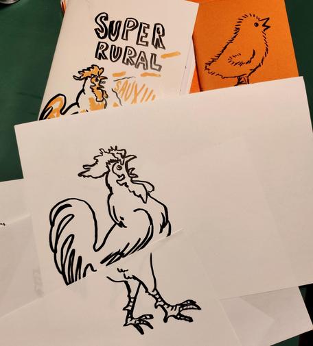 Photo d'un dessin NB de coq dressé sur ses ergots et bec ouvert