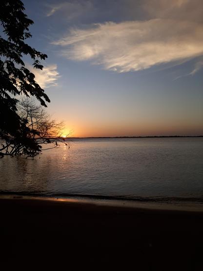 Pôr do sol sobre o Lago Guaíba, visto sobre Porto Alegre.