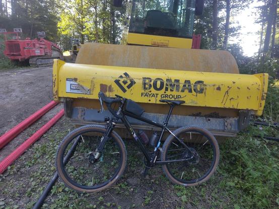 Mein Gravelbike vor einer VOMAG Dampfwalze im Wald.