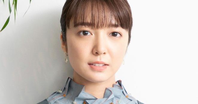 上白石萌音、酔っぱらいメイクで寝顔のオフショットに反響「可愛すぎて悶絶」「そのクッションが特注なのかが気になって」 | ORICON NEWS