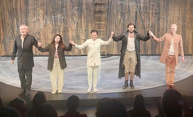 Die fünf Schauspieler beim Schlussaplaus: Joachim Berger als Jude Nathan, Charlott Lehmann als Recha, Robin Jentys als muslimischer Sultan, Paul Wilms als christlicher Ritter Kurt und Jan Andreesen als christlicher Bischof.