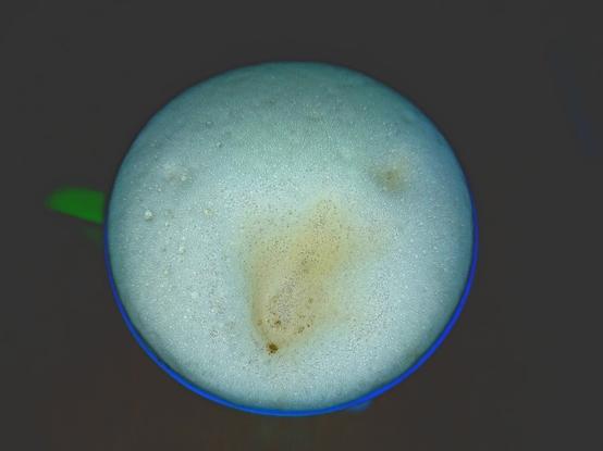 Kaffee mit Milchschaum.
Im Schaum ,ein entsetztes Gesicht.