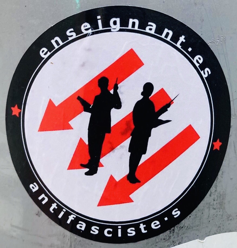Photos d’un stickers représentants des profs avec les trois flèches de l’antifasciste en arrière plan.