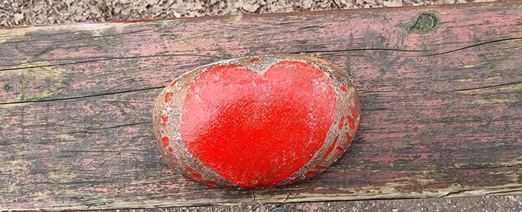 Ein auf einen Stein gemalten rotes Herz.