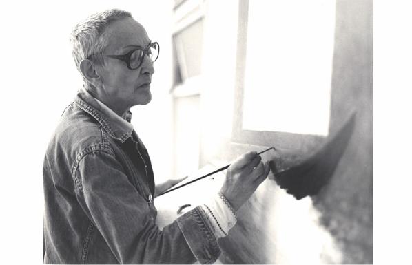 Bild: Meret Oppenheim (1913-1985) an der Staffelei, Fotografie aus 1983 von Nanda Lanfranco, gefunden auf 
https://artcollection.juliusbaer.com

Text: #Gedicht aus M. #Oppenheim: Husch, husch, der schönste Vokal entleert sich, Frankfurt am Main 1984.
#MeretOppenheim #Poesie #Lyrik

Der Tau auf der Rose
Wer berührte sie vorher 
Vor der Nacht?
Sie behielt ihr bleiches Fleisch 
Ihr Wachs 
Weiß und schwarz 
Sieht man sie wieder in den Wolken 
Marzipan essend.