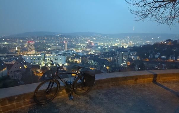 Fahrrad auf Aussichtsplattform Birkenwaldstraße bei Nacht