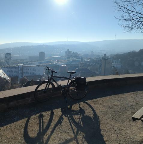 Fahrrad auf Aussichtsplattform Birkenwaldstraße bei stahlblauem Himmel