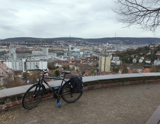 Fahrrad auf Aussichtsplattform Birkenwaldstraße bei klarer Sicht und bewölktem Himmel