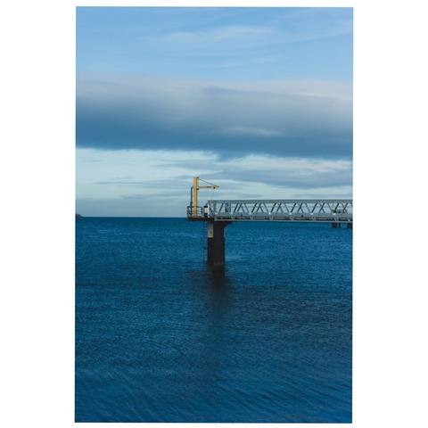 Ponton en fer sur la mer bleu