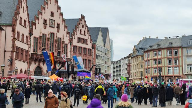 Römerberg voll mit Menschen und viele bunte Fahnen
