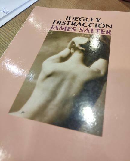 Portada del libro Juego y distracción, de James Salter.