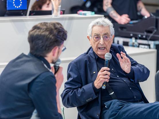 Moderator Ralph Erdenberger  (mit dem Rücken zum Fotografen) und Gerhart Baum