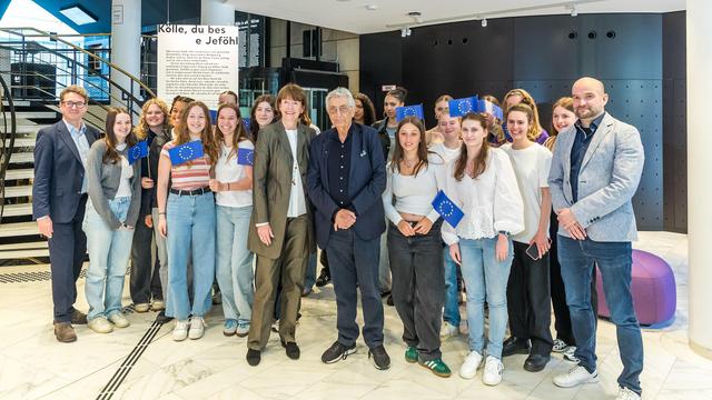 Gruppenbild mit Gerhart Haum, Schüler*innen, OB Henriette Reker und Direktor des Stadtmuseums Matthias Hamann