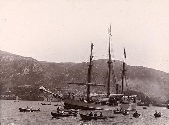 A historical photo of a stout three masted ship leaves poet surrounded by smaller vessels.
Fram from Fridtjof Nansen 1893 book.