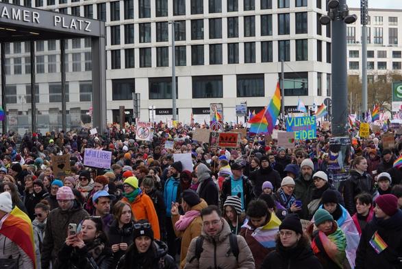 Sehr viele Menschen sind am Potsdamer Platz.