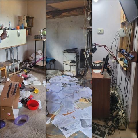 Tres fotografías colocadas una al lado de la otra muestran las instalaciones de la radio en completo desorden, con muebles desorganizados. Hay numerosos documentos, utensilios y dispositivos electrónicos esparcidos por el suelo.