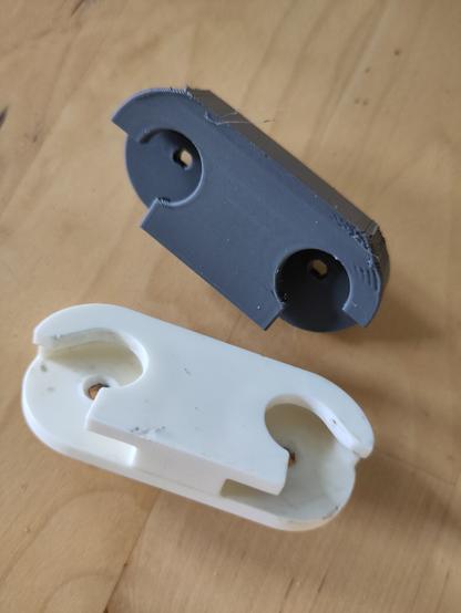 Plastikscharnier eines Schuhschranks und unser Nachbau aus dem 3D Drucker