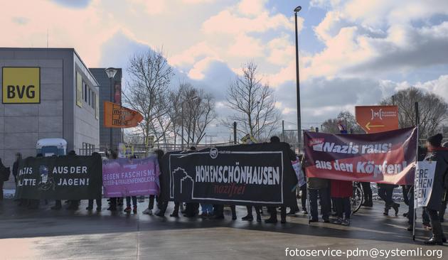 gegenprotest mit mehreren transparenten:
"nazis aus der platte jagen", "hohenschönhausen nazifrei", "nazis raus: aus den köpfen", "gegen faschismus queer und frauenfeindlichkeit"