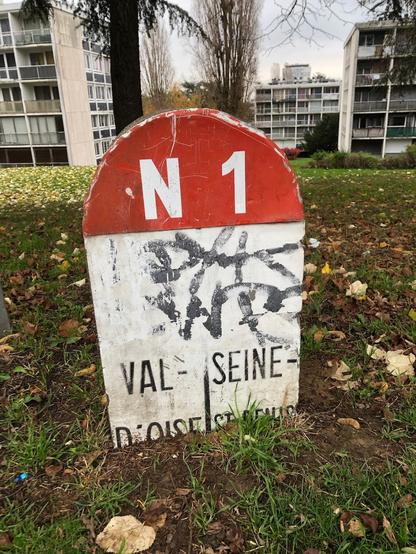 Borne routière sur la nationale 1, signalant un changement de département en région Île-de-France