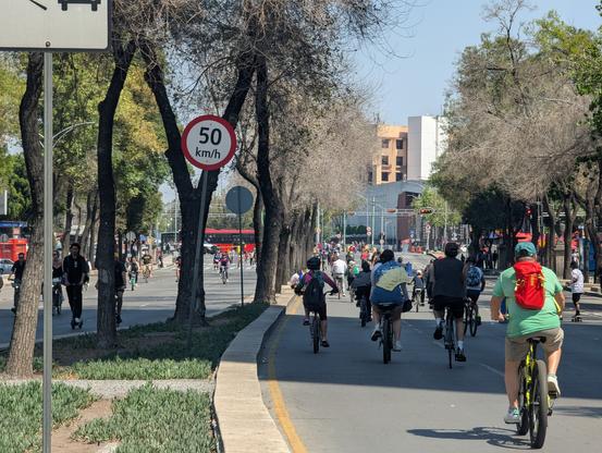 Fahrradfahrende auf der Hauptverkehrsache von Mexiko Stadt