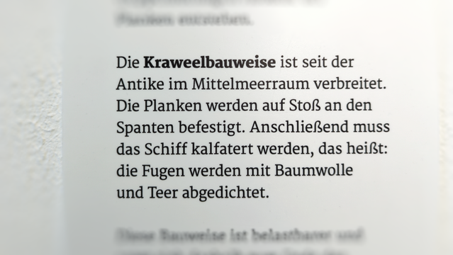 Tafel im Schifffahrtsmuseum in Düsseldorf: „Die Kraweelbauweise ist seit der Antike im Mittelmeerraum verbreitet. Die Planken werdenm auf Stoß an den Spanten befestigt. Anschließend muss das Schiff kalfatert werden, das heißt: Die Fugen werden mit Baumwolle und Teer abgedichtet.“