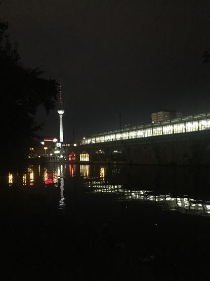 Blick vom Ufer der c-base bei Nacht über die Spree zum s-Bahnhof jannowitzbrücke mit dem Berliner Fernsehturm im Hintergrund