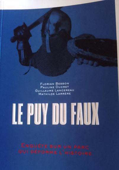 Couverture bleue sur laquelle sont écrits le nom de l'ouvrage et les noms des auteurs et autrices en blanc : Florian Besson, Pauline Ducret, Guillaume Lancereau et Mathilde Larrère 
En rouge le sous titre : Enquête sur un parc qui déforme l'Histoire