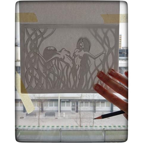 Ein Bild wird am Fenster abgepaust.