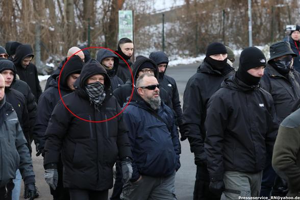 Foto vom "Trauermarsch" in Dresden mit Markierung des vermummten Rene Diedering
