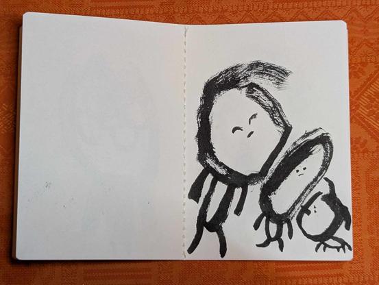 Trois personnages dont un petit chien, dessin intuitif au feutre pinceau dans un cahier.
