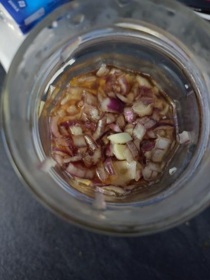 Foto. Glas mit Honig Zwiebeln und Knoblauch gefüllt. Ansicht von Oben