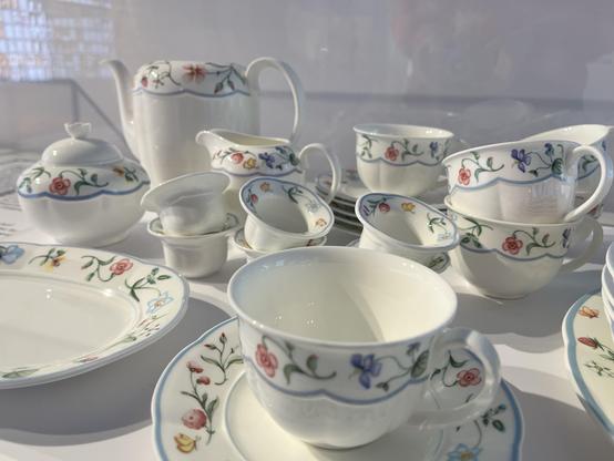 Die legendäre Siegprämie, die es 1989 vom DFB für die Europameisterinnen gab: ein Kaffeeservice. Man möchte es Stück für Stück an die Wand werfen.