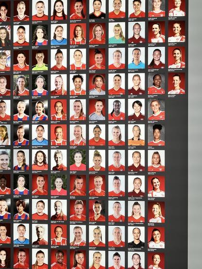 Die Spielerinnen-Wand der Frauen ist nicht so groß wie die der Männer, aber unsere Rasenheldinnen sind drauf, zum Beispiel Lina Magull, Klara Bühl, Pernille Harder und Lea Schüller. 

Wer mal ein tolles Profi-Fußballspiel sehen will, dem sei der Besuch eines Frauenspiels sehr empfohlen. Man sitzt meist zusammen mit begeisterten Familien und kenntnisreichen Mädchenmannschaften im Fußballfieber, und keiner säuft zuviel. Die Rückfahrt in der U-Bahn ist auch viel angenehmer.