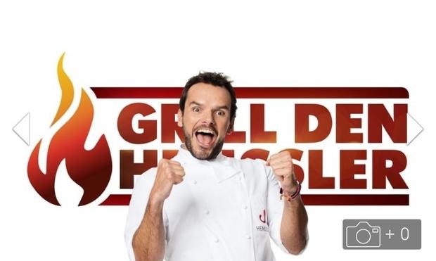 Logo von Grill den Henssler, Text in rot auf weißen Hintergrund und im Vordergrund sieht man Steffen Henssler mittig vor dem Logo in weißer Kochjacke.