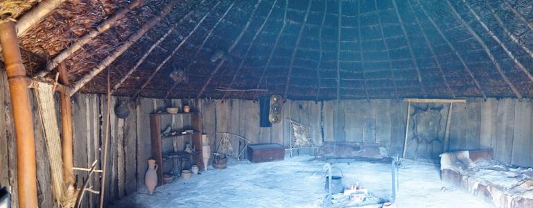 Oak Planked Iron Age Roundhouse -Type Danebury- at Butser Ancient Farm, photocredit 1. Neu-Kelte