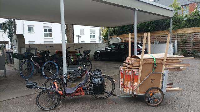 Pyros Karre, im Hintergrund Frankenstein mit Croozer Cargo