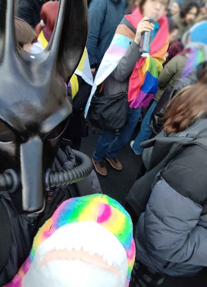 Selfie in the crowed together with the queer Rainbowhaj.
Haj by @limettenbaum.bsky.social.
