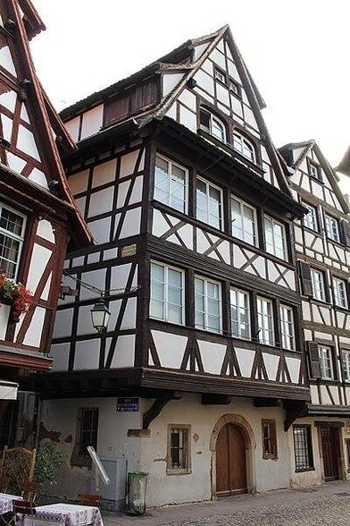 Maison à #Strasbourg (#BasRhin)
Suite 👉 https://monumentum.fr/monument-historique/pa00085146/strasbourg-maison
#Patrimoine #MonumentHistorique
Photo CC-BY-SA 4.0 : Chabe01