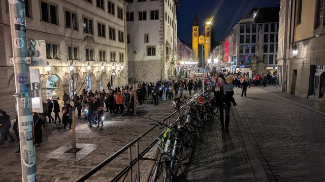 Das Lichtermeer setzt sich in Richtung Mainkai in Bewegung.