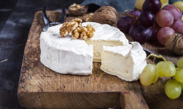 Quesos, nueces y uvas en una imagen de archivo. (Getty Images)