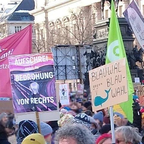 Zwei Plakate:
Ein in verschiedenen Lilatönen gehaltener Schrei von Munch, darüber die Aufschrift: Aufschrei gegen die Bedrohung von Rechts.
Rechts daneben ein Plakat auf das ein Blauwal gemalt wurde. Daneben die Aufschrift: BLAUWAL gegn Blau-Wahl