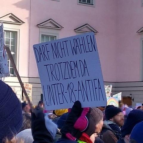 Demoschild:
Darf nicht wählen trotzdem da Unter-18-Antifa