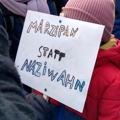 Demoschild (von verdecktem Kind gehalten)
Marzipan statt Naziwahn