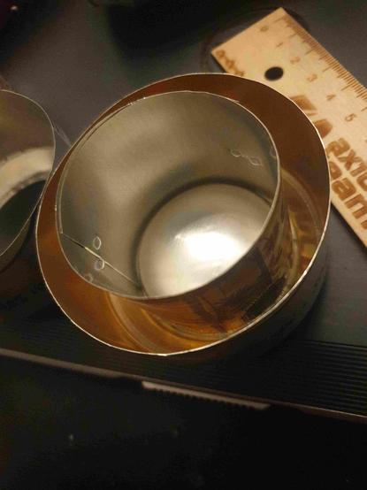 Cul de canette et bande de 43mm assemblés. La bande se cale parfaitement avec le sillon délimitant la parabole.