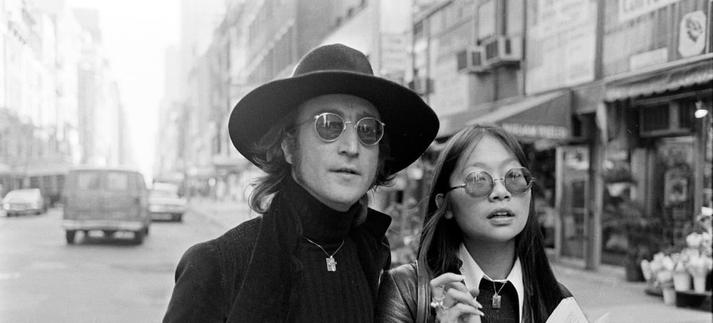 John Lennon y May Pang, a finales de 1974. / WWD