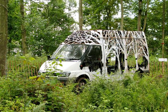 Des panneaux et des véhicules découpés en forme de forêts par Dan Rawlings 1