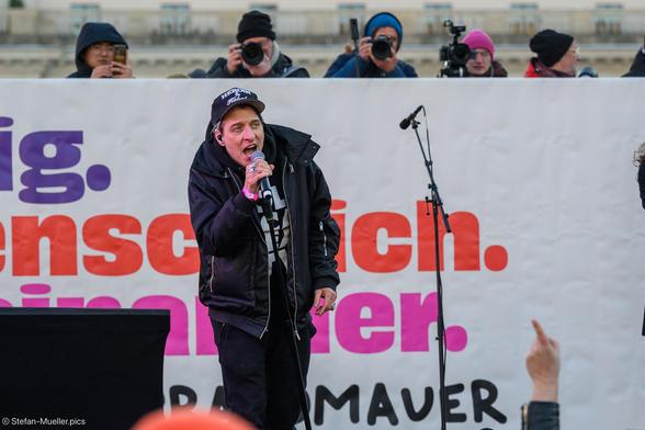 Bela B von Die Ärzte spielt bei Hand in Hand gegen Rechtsextremismus. August-Bebel-Platz, Berlin, 16.02.2025