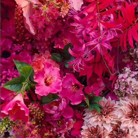 Foto van paarse en roze kunstbloemen | Picture of purple and pink artificial flowers