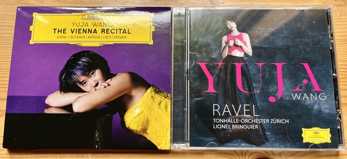 Valokuva kahdesta levynkannesta.

Vasemmanpuoleisessa keltaiseen pukeutunut kiinalaistaustainen nainen nojaa flyygelin kanteen, purppuraista taustaa vasten. Kannessa lukee Yuja Wang, The Vienan Recital. Säveltäjiksi on listattu Albéniz, Beethoven, Kapustin, Ligeti ja Scriabin.

Oikeanpuoleisessa sama nainen seisoo tummaa taustaa vasten. Teksteissä lukee Yuja Wang, Ravel, Tonhalle-Orchester Zürich, Lionel Bringuier.